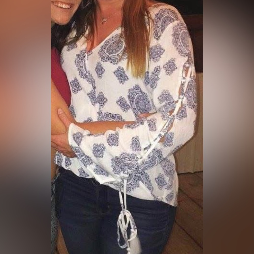 Women's Blue and White Patterned Top